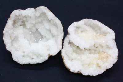 Bergkrystall geode A  676g  9 x 10cm fra Marousch i Marokko. Prisen er for paret.