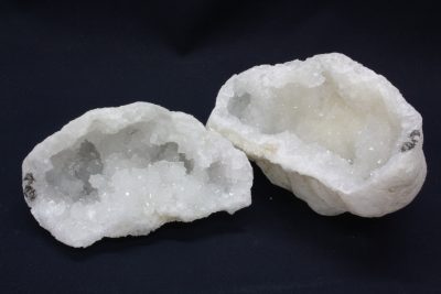 Bergkrystall geode A  814g  12 x 12cm fra Marousch i Marokko. Prisen er for paret.