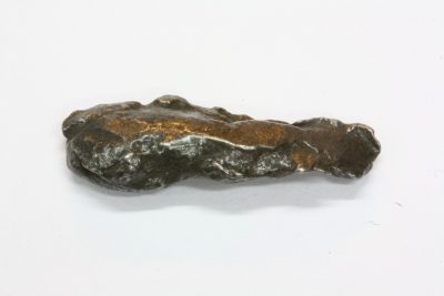 Jern Meteoritt  2,9g  8 x 25 x 4mm  fra Sikhote Alin, Vladivostok, Russland.