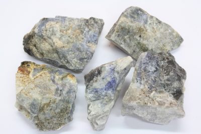 Sodalitt UV råsteinsbit  4 til 5cm fra Saga i Tveidalen Norge.